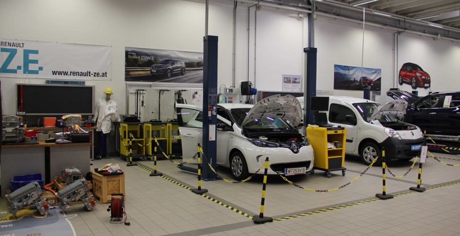 Warnschild HOCHVOLT mit Reflektoren bei Arbeiten an Elektroautos KFZ Werkstatt 